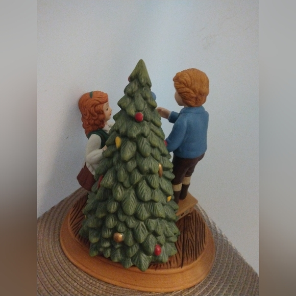 Avon Christmas Memories Figurine 7 in. - Picture 3 of 4